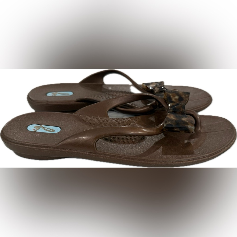 Oka b. Bronze comfort thong sandals bow accent M/L NWOT